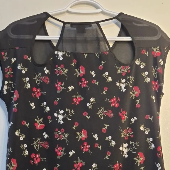 Suzie Shier Black Floral Mesh Yoke Cap Sleeve Blouse - Picture 4 of 5